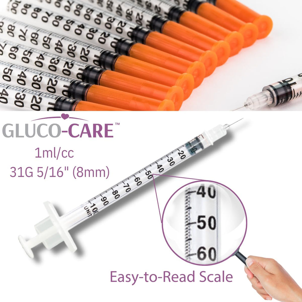 GLUCO-CARE jeringa sostenida en mano para mostrar tamaño y manejo fácil