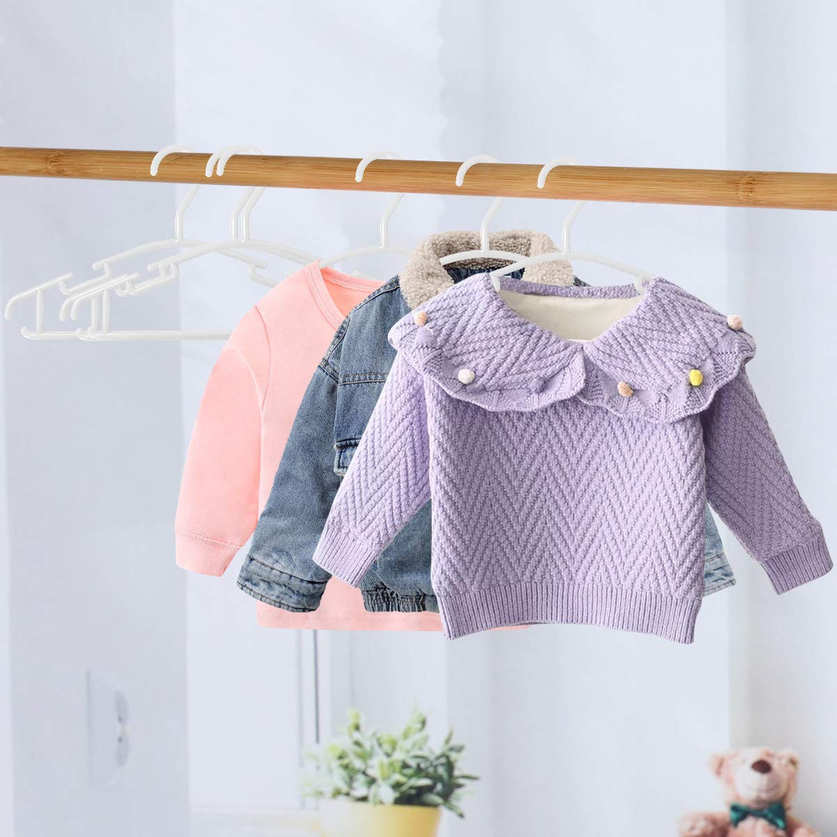 GoodtoU perchas en habitación infantil organizada, aspecto limpio y funcional