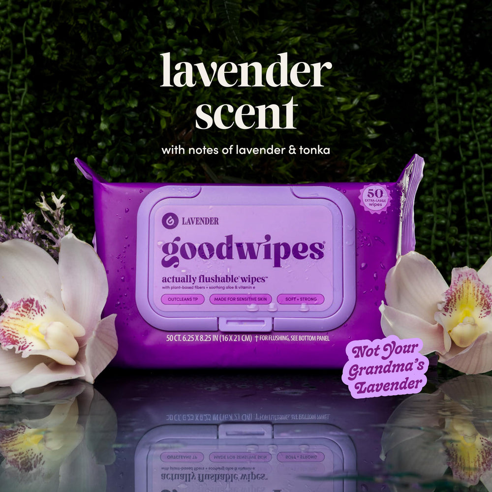 toallitas goodwipes en bolsa de viaje junto a llaves y teléfono para viaje práctico