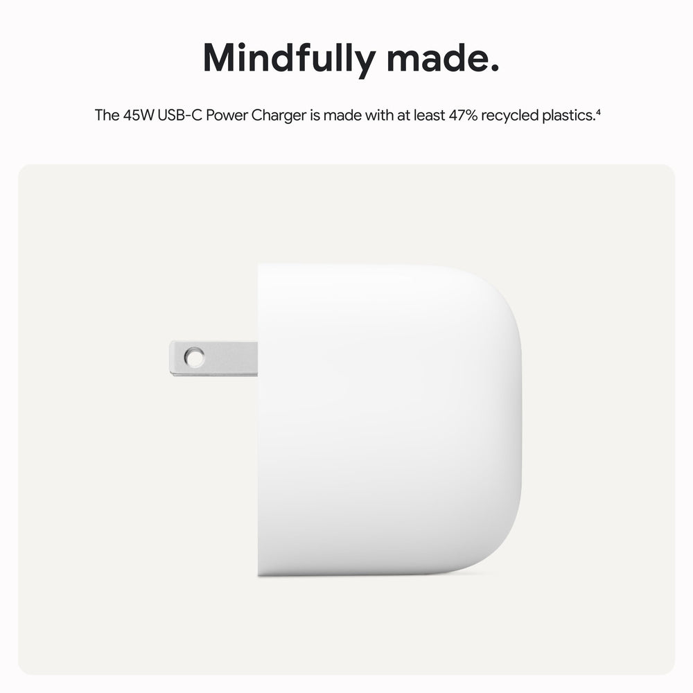 Google 45W comparación de tamaño en manos mostrando portabilidad práctica