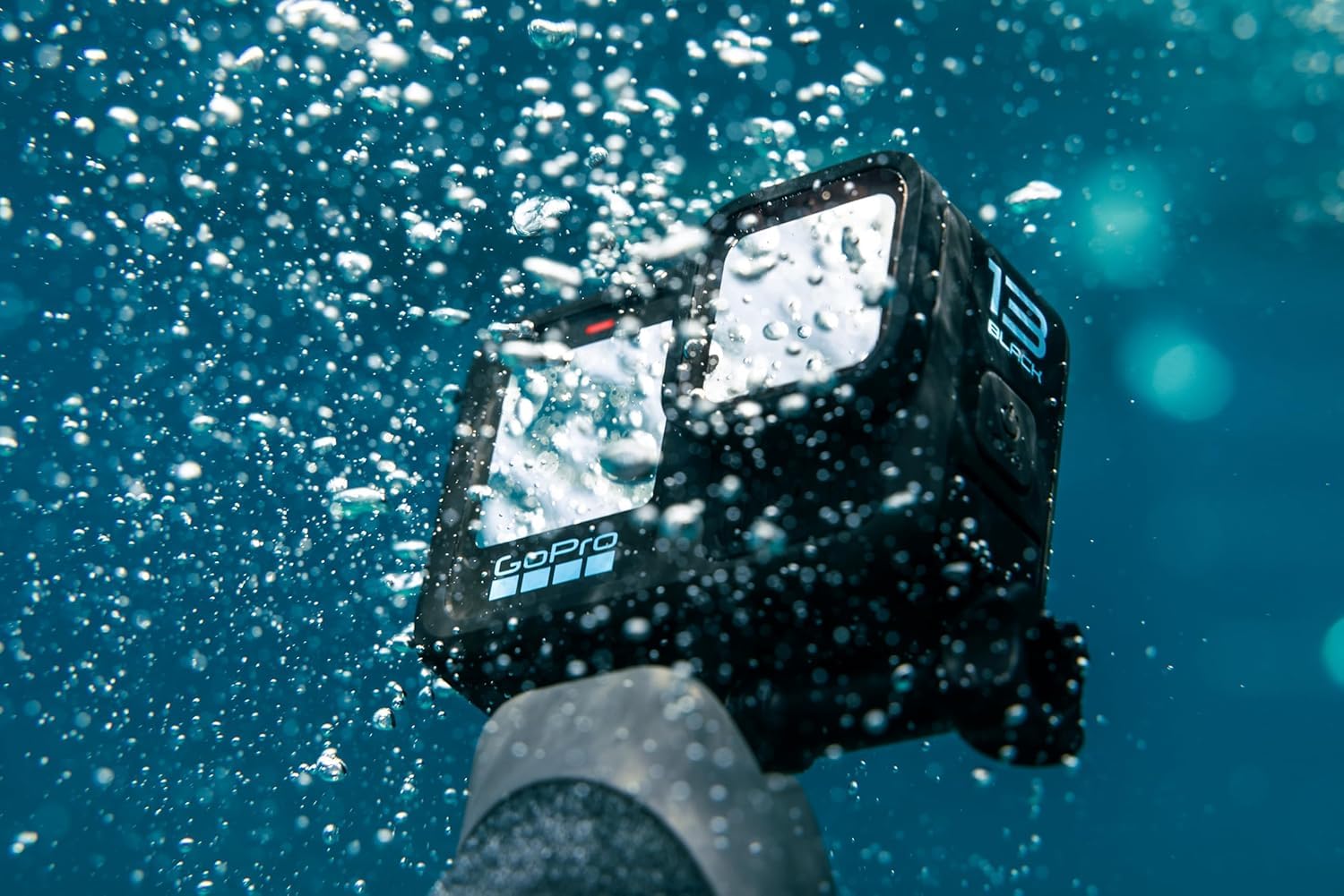 GoPro tarjeta SanDisk 64GB junto a la cámara para almacenamiento rápido