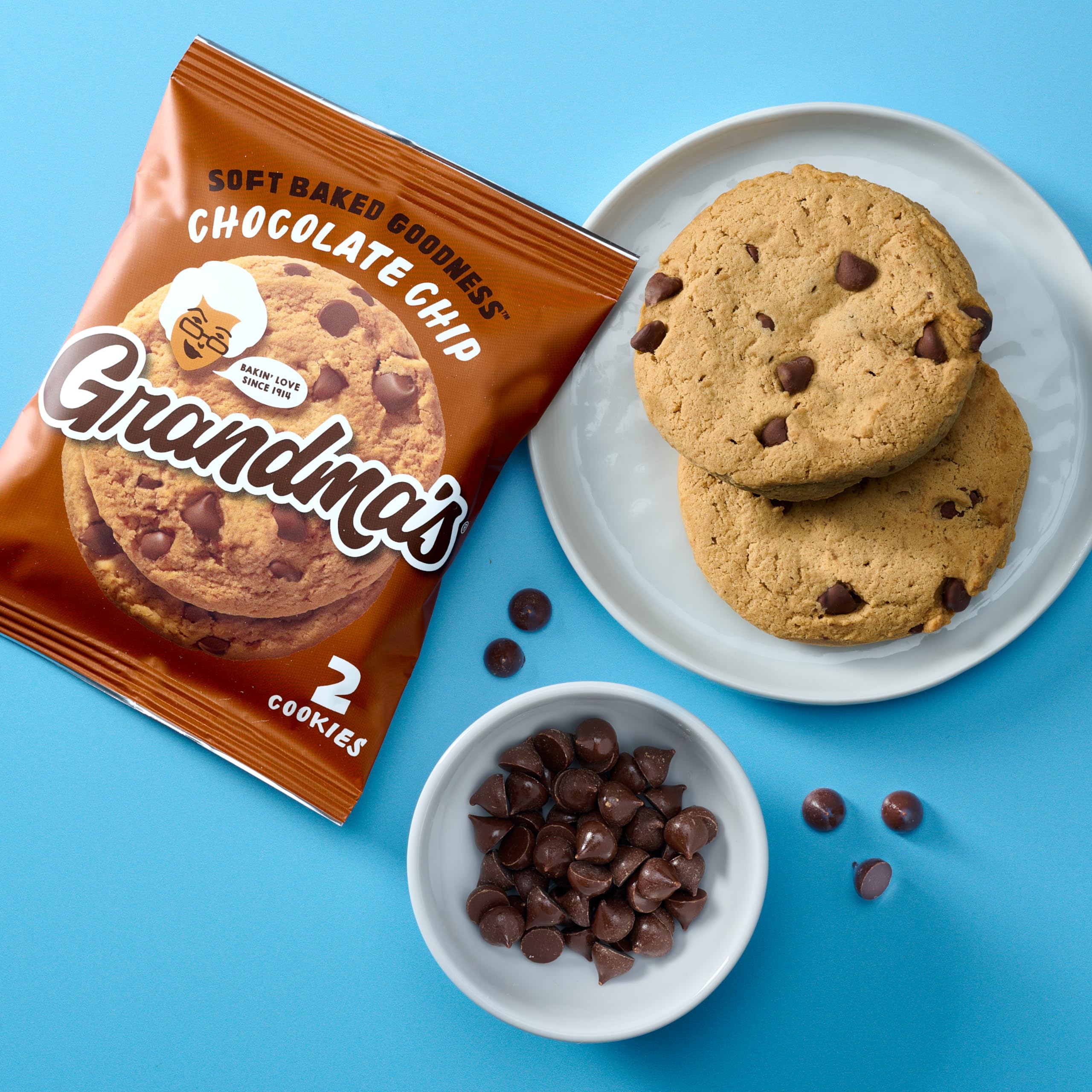 Grandma's galleta en mano para comparar tamaño y porción