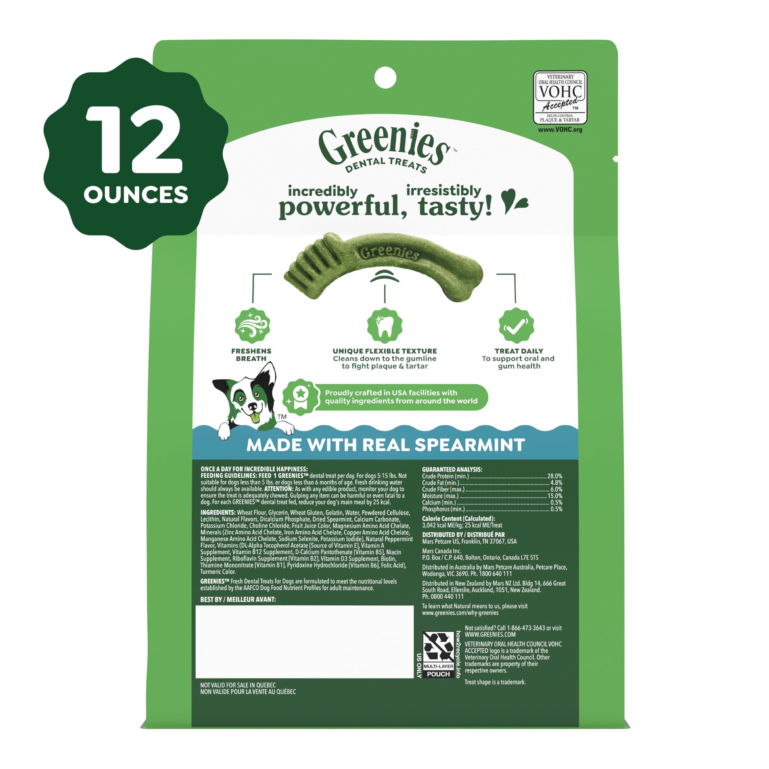 Greenies perro feliz después de masticar, aliento fresco y encías saludables