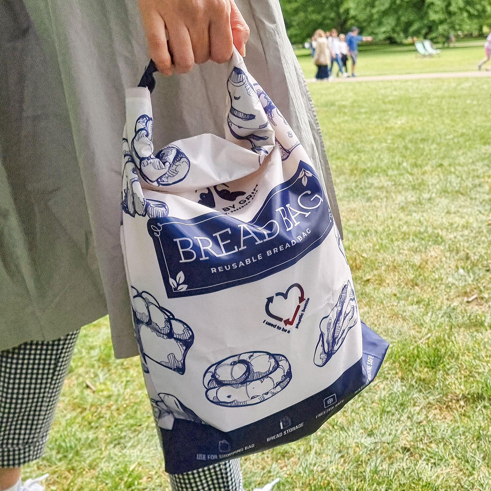 GRIN BY GRIN lifestyle en cocina con ambas bolsas, colores marfil y azul gris