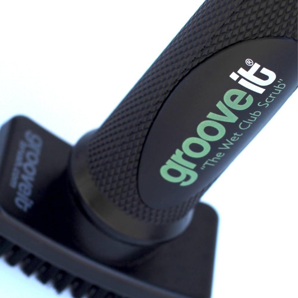 Grooveit manos sosteniendo el cepillo mostrando ergonomía y control al usar