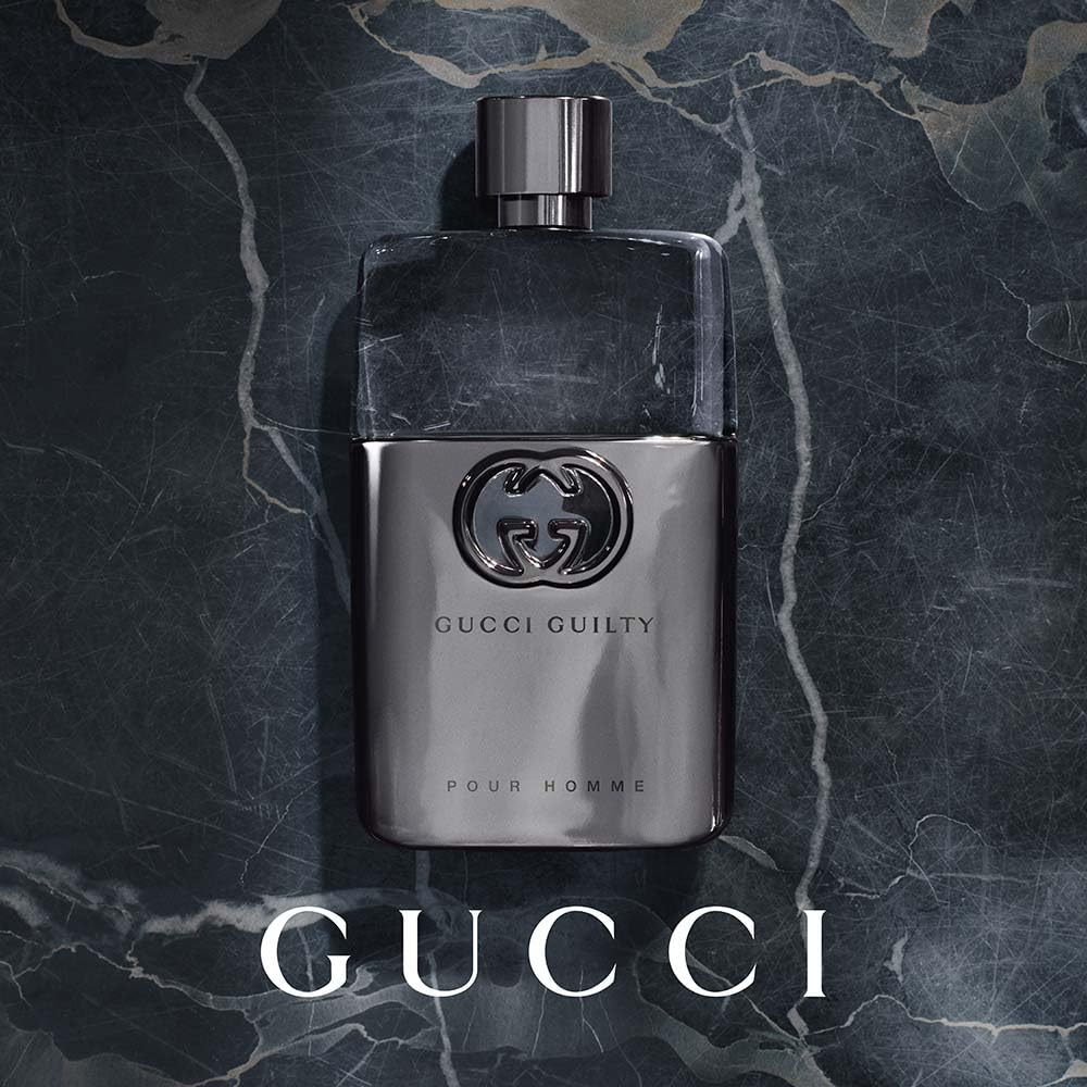 Gucci atomizador de Guilty pulverizando para ver textura y difusión instantánea
