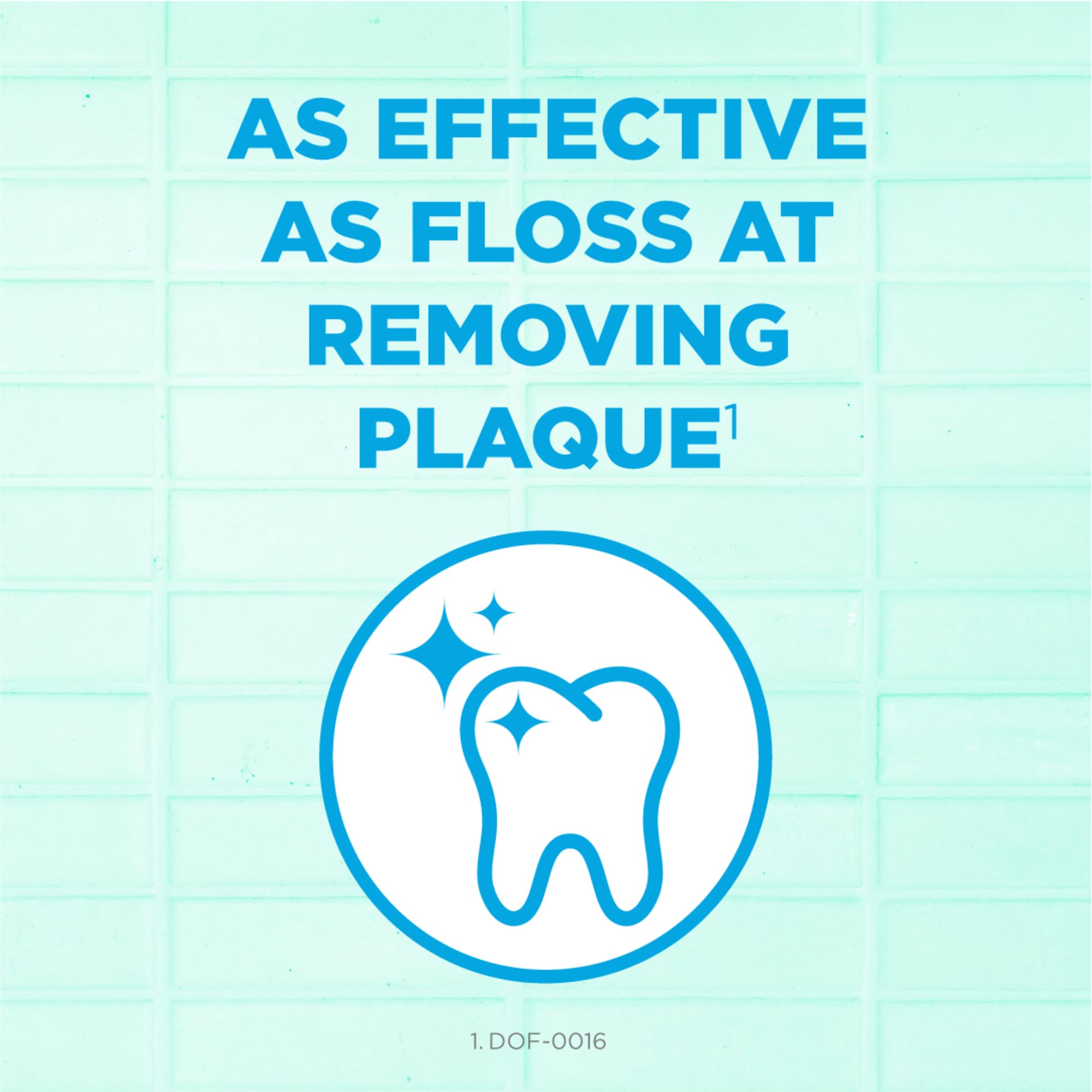GUM Soft-Pick entre dientes demostrando eliminación de restos