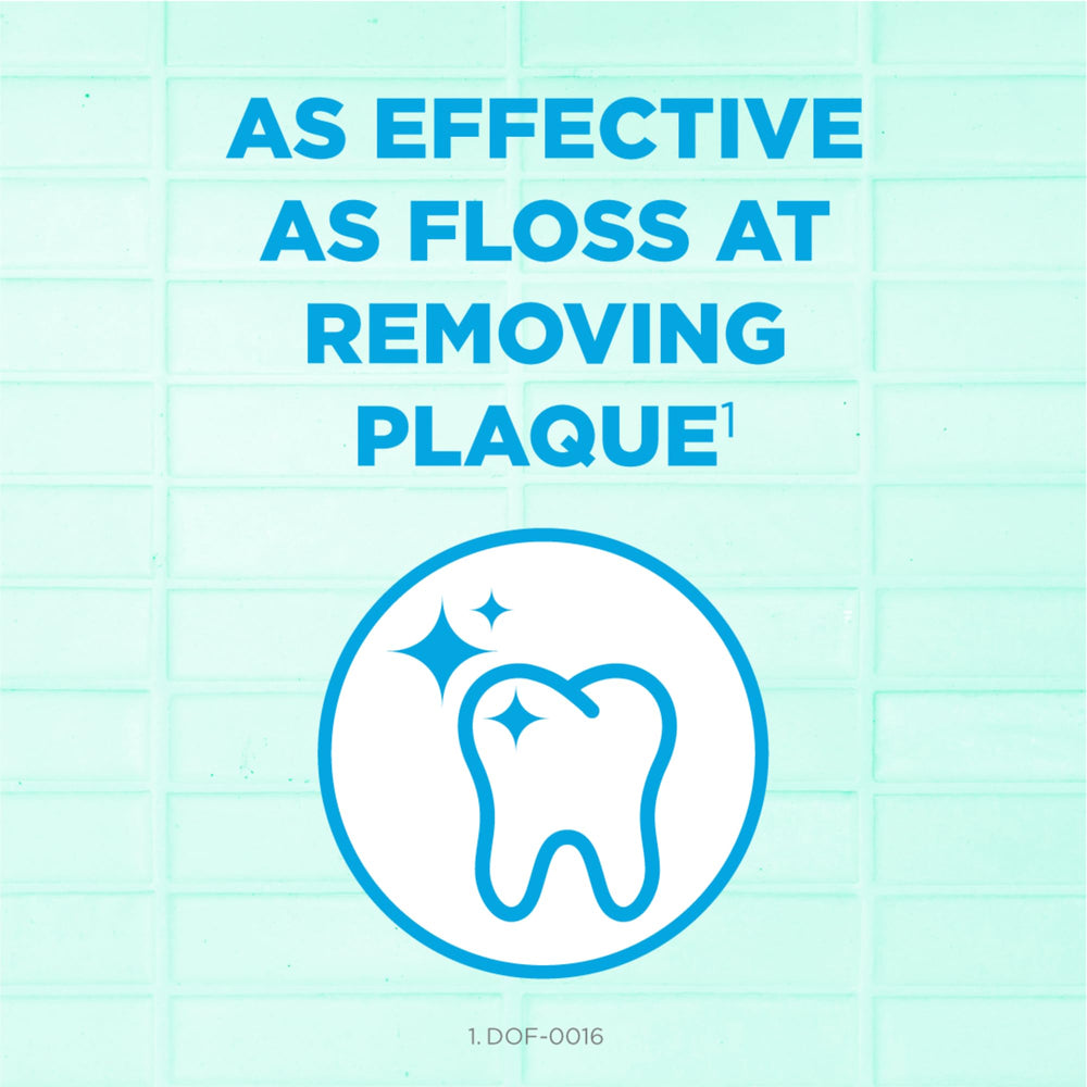 GUM Soft-Pick entre dientes demostrando eliminación de restos
