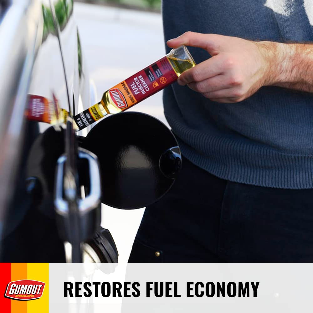 Gumout botella en mano junto a una bomba de gasolina para aplicación fácil