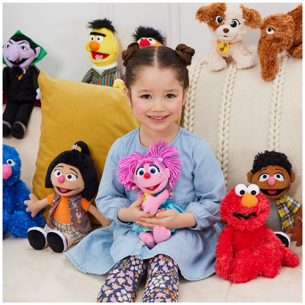 GUND Elmo en habitación infantil demostrando integración en espacios de juego