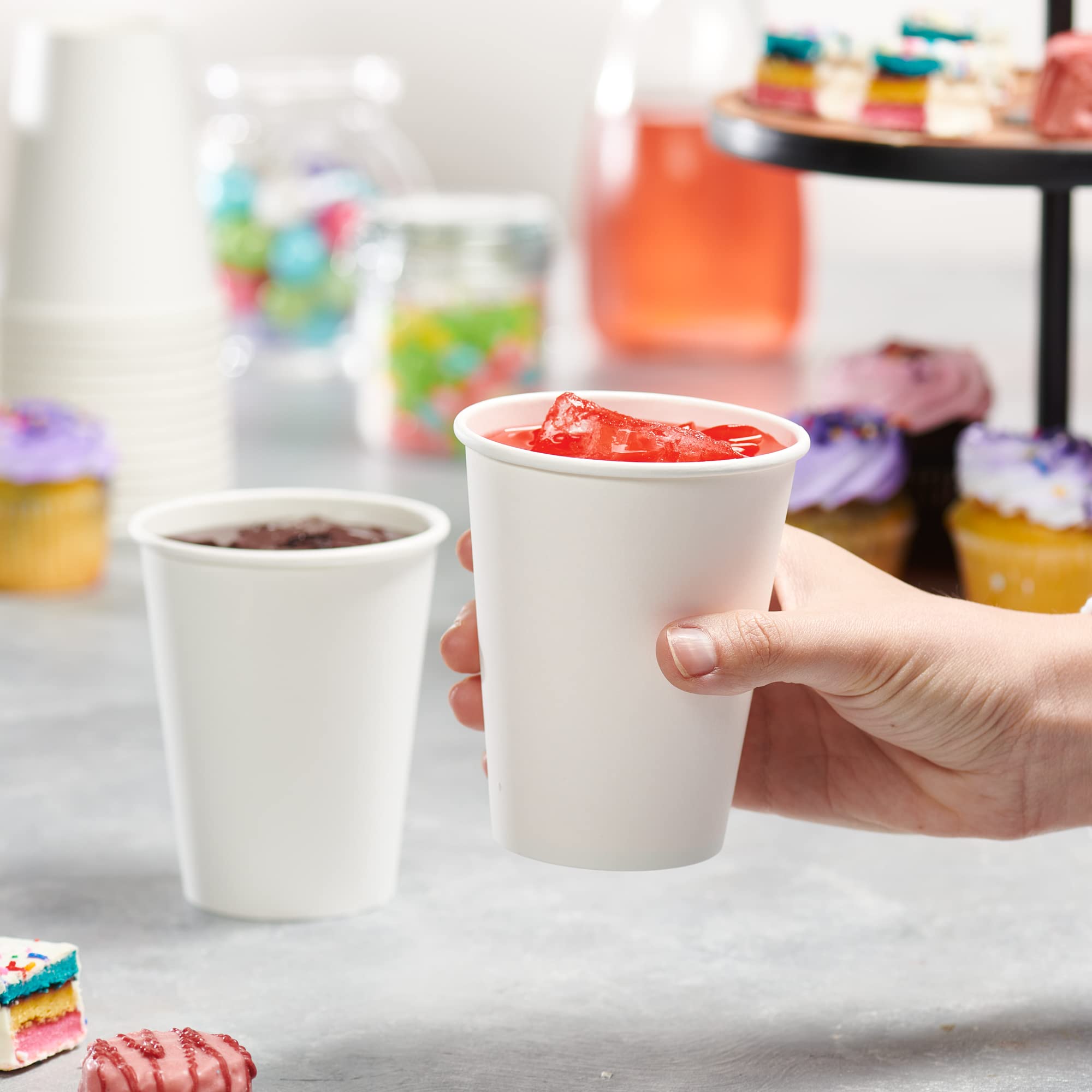 GUSTO vaso 12 oz junto a mano para comparar tamaño práctico
