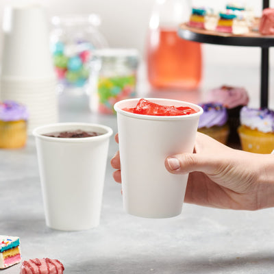GUSTO vaso 12 oz junto a mano para comparar tamaño práctico