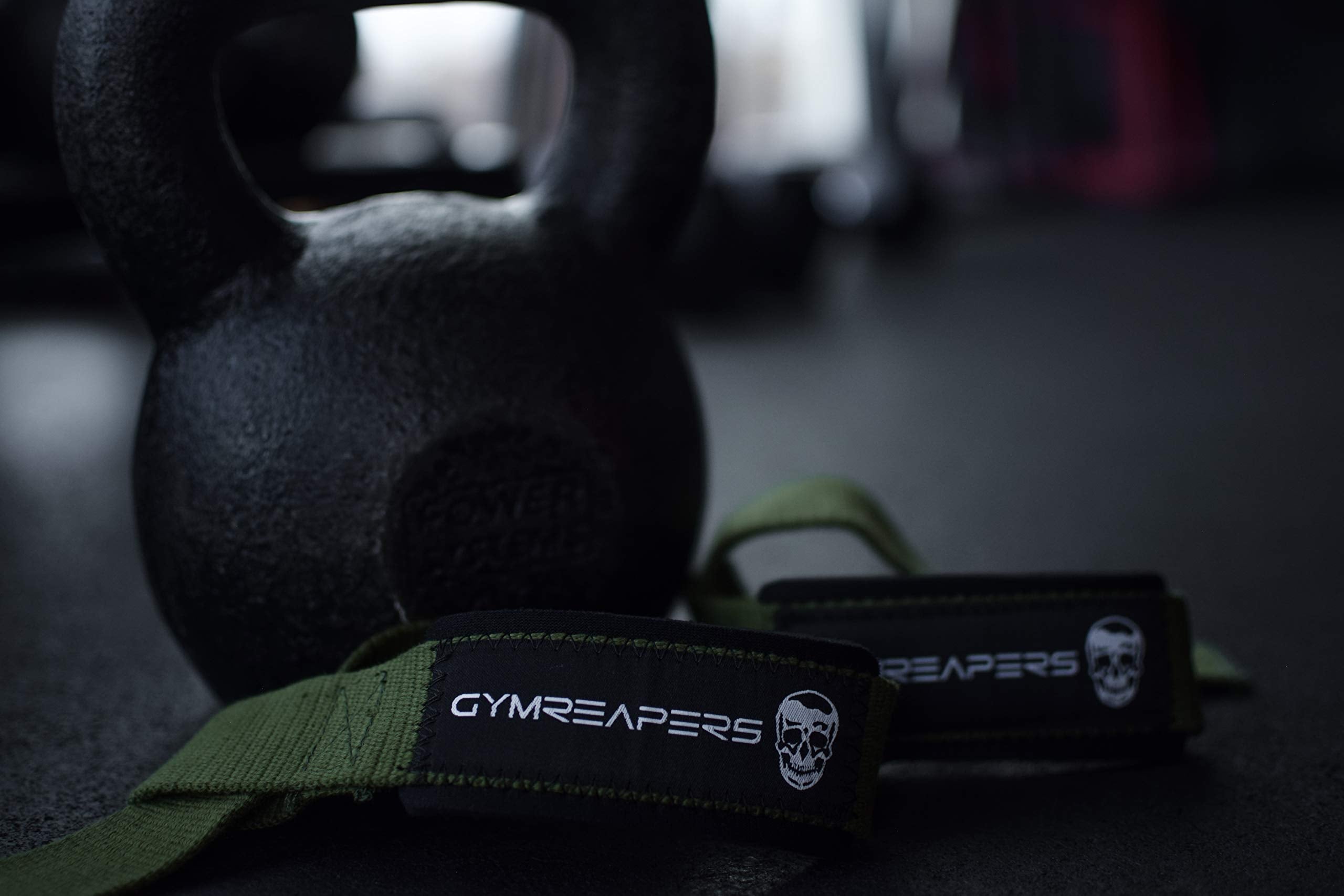 Gymreapers lifestyle en gimnasio mostrando correas puestas durante sesión intensa