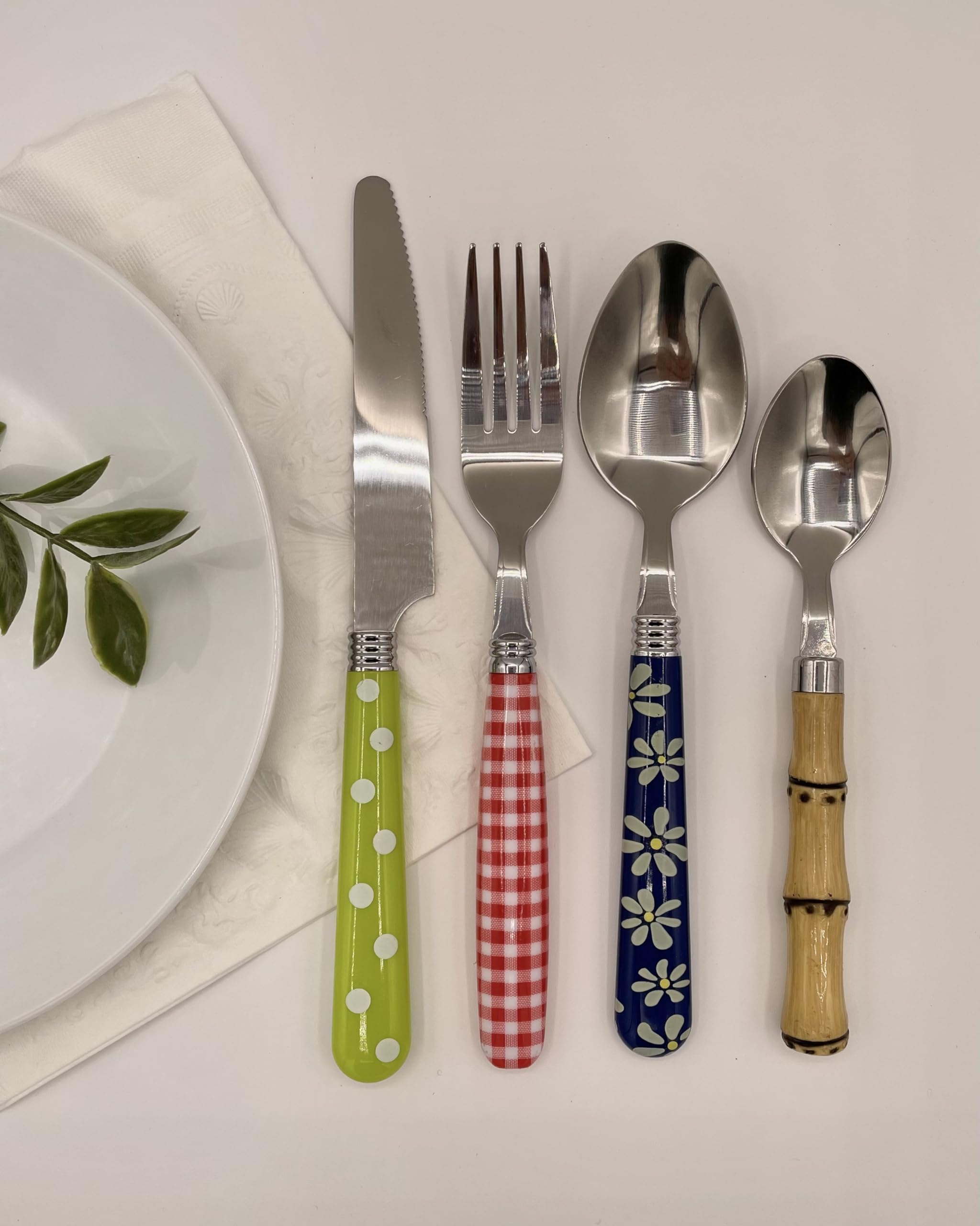 Gypsy Color puesta de mesa con cubiertos en uso mostrando estilo ecléctico