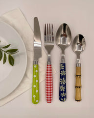 Gypsy Color puesta de mesa con cubiertos en uso mostrando estilo ecléctico