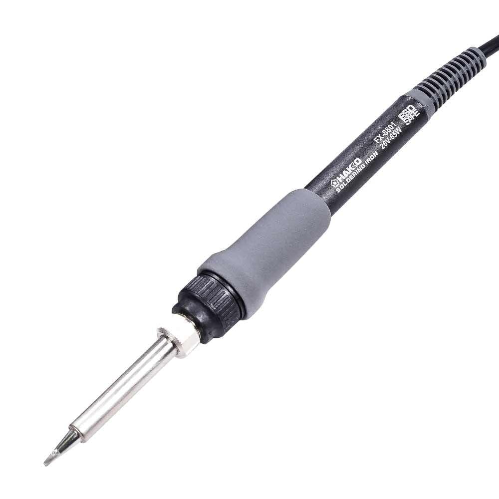 Hakko FX888DX comparación de escala en mesa para ver su tamaño compacto