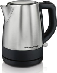 Hamilton Beach frente del hervidor mostrando diseño compacto y rapidez