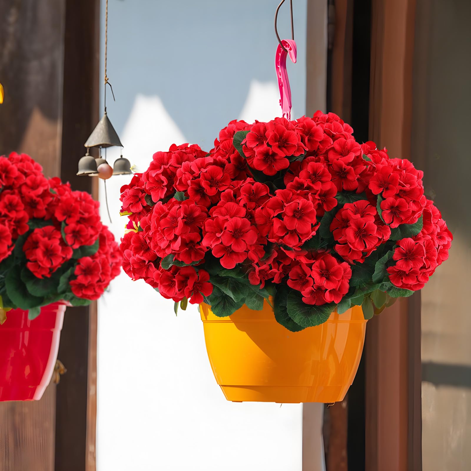 Hananona centro de mesa navideño con geranios rojos creando ambiente festivo