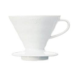 HARIO dripper frontal cerámico blanco mostrando diseño elegante y control de vertido