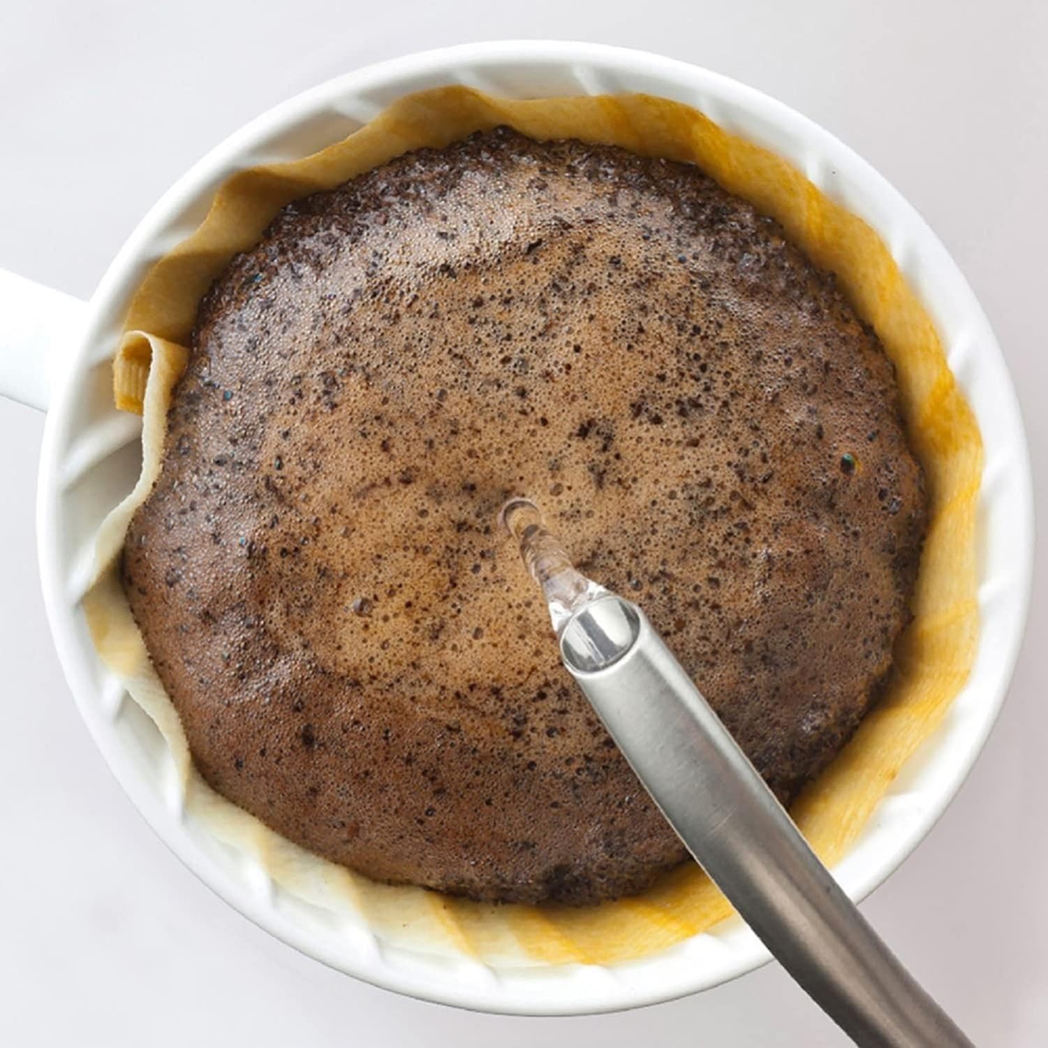 HARIO dripper en uso durante vertido manual que favorece sabores definidos
