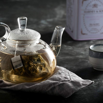 Harney & Sons bolsa piramidal en taza infundiendo aroma y sabor suave