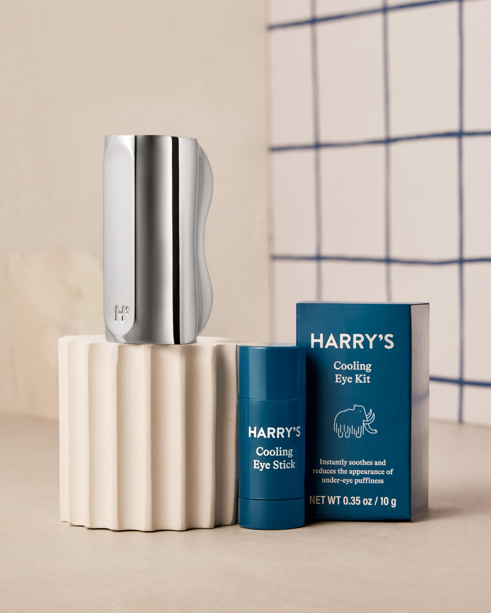 Harry's comparación de tamaño en mano para valorar portabilidad
