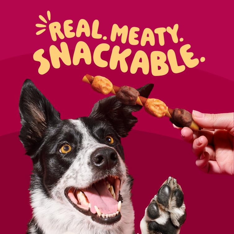 Hartz Oinkies perro masticando felizmente promoviendo entretenimiento breve
