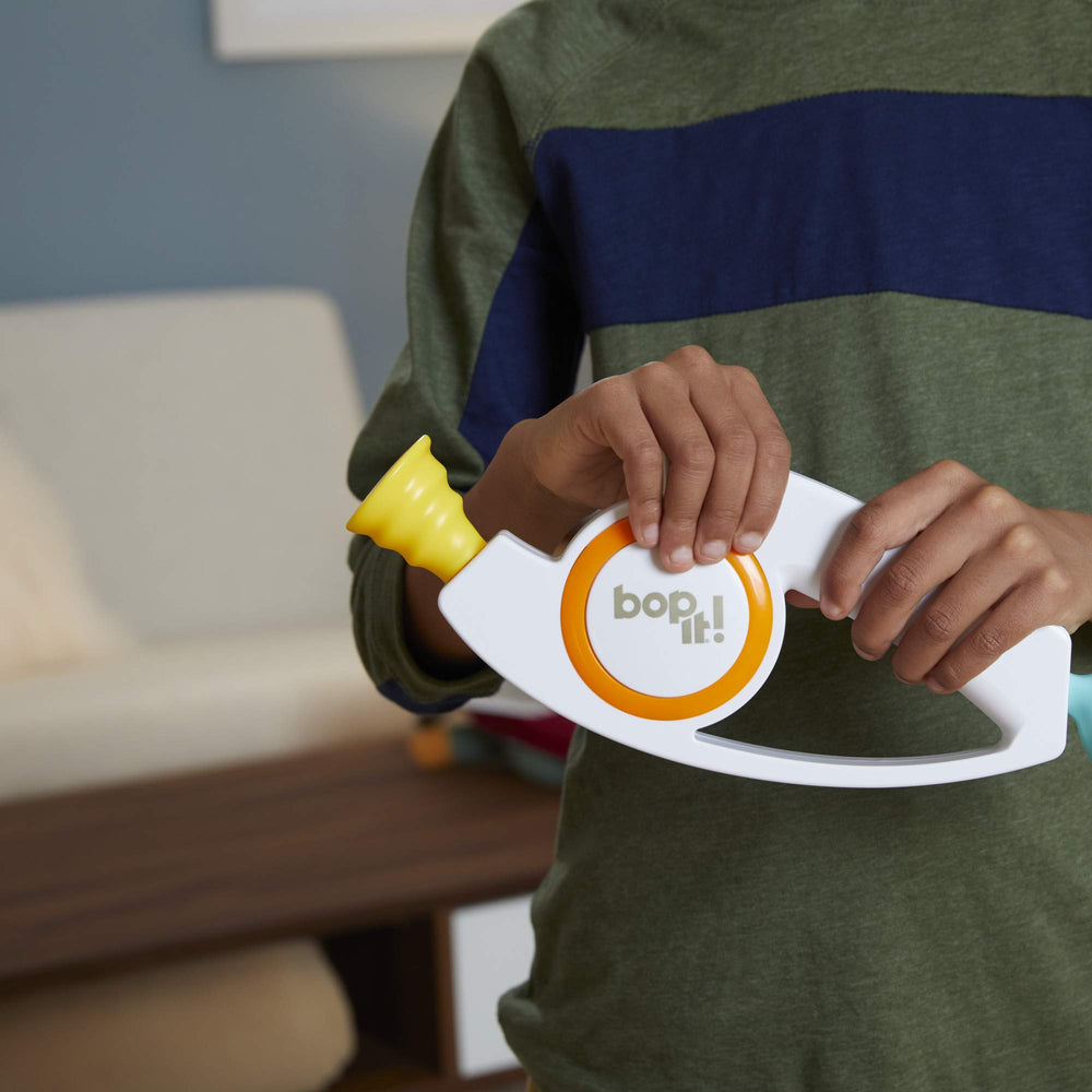 Hasbro Bop It dentro de una maleta de viaje, entretenimiento compacto para trayectos