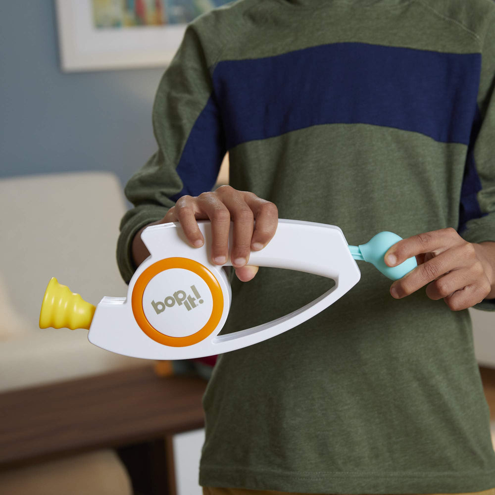Hasbro Bop It jugadores en acción siguiendo comandos, fomenta competencia y diversión