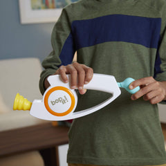 Hasbro Bop It jugadores en acción siguiendo comandos, fomenta competencia y diversión