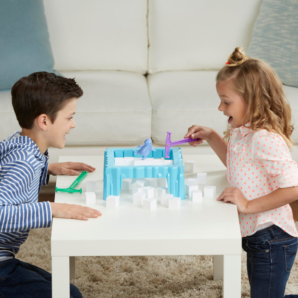 Hasbro Gaming comparación de tamaño con manos para entender escala