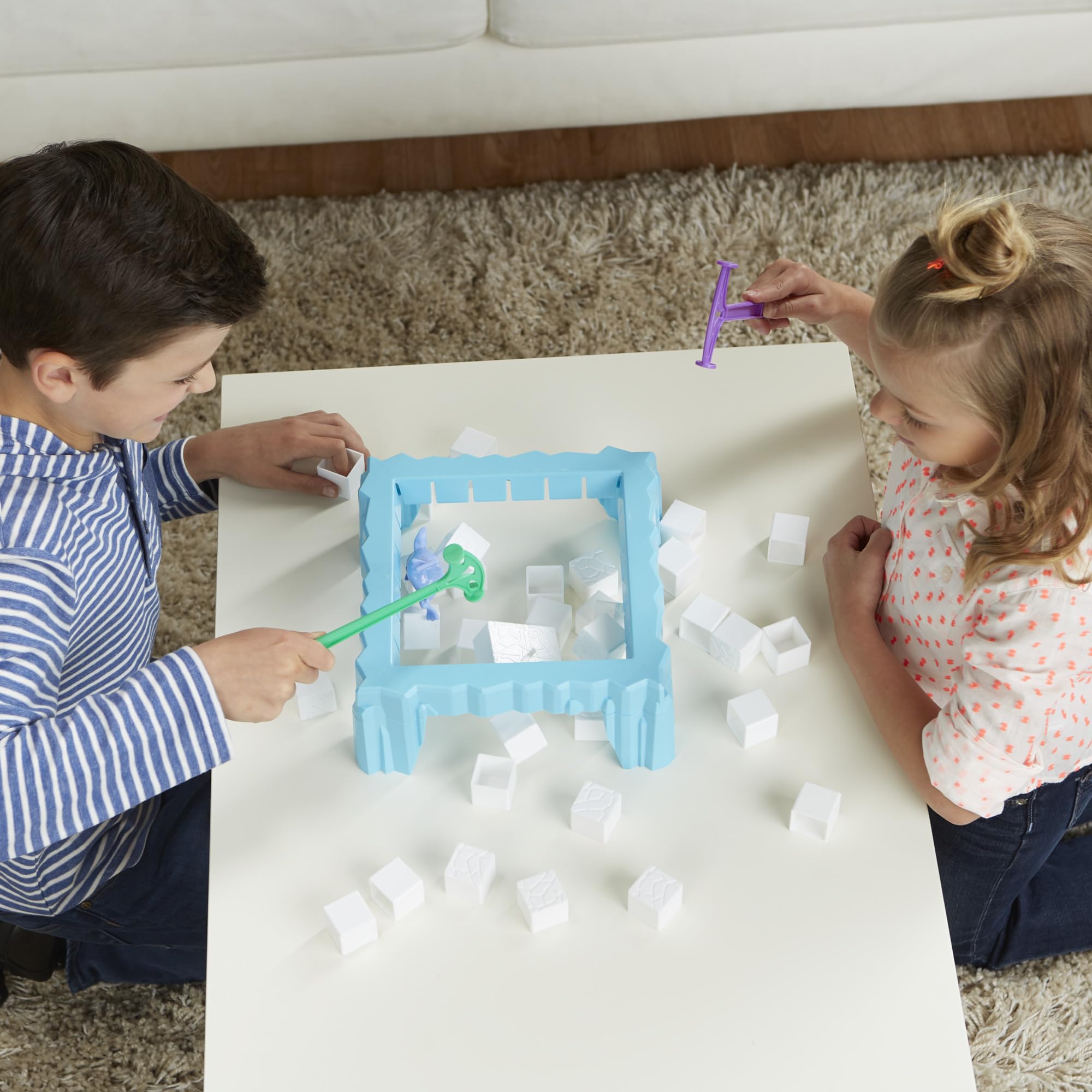 Hasbro Gaming vista superior del tablero con piezas montadas y colorido