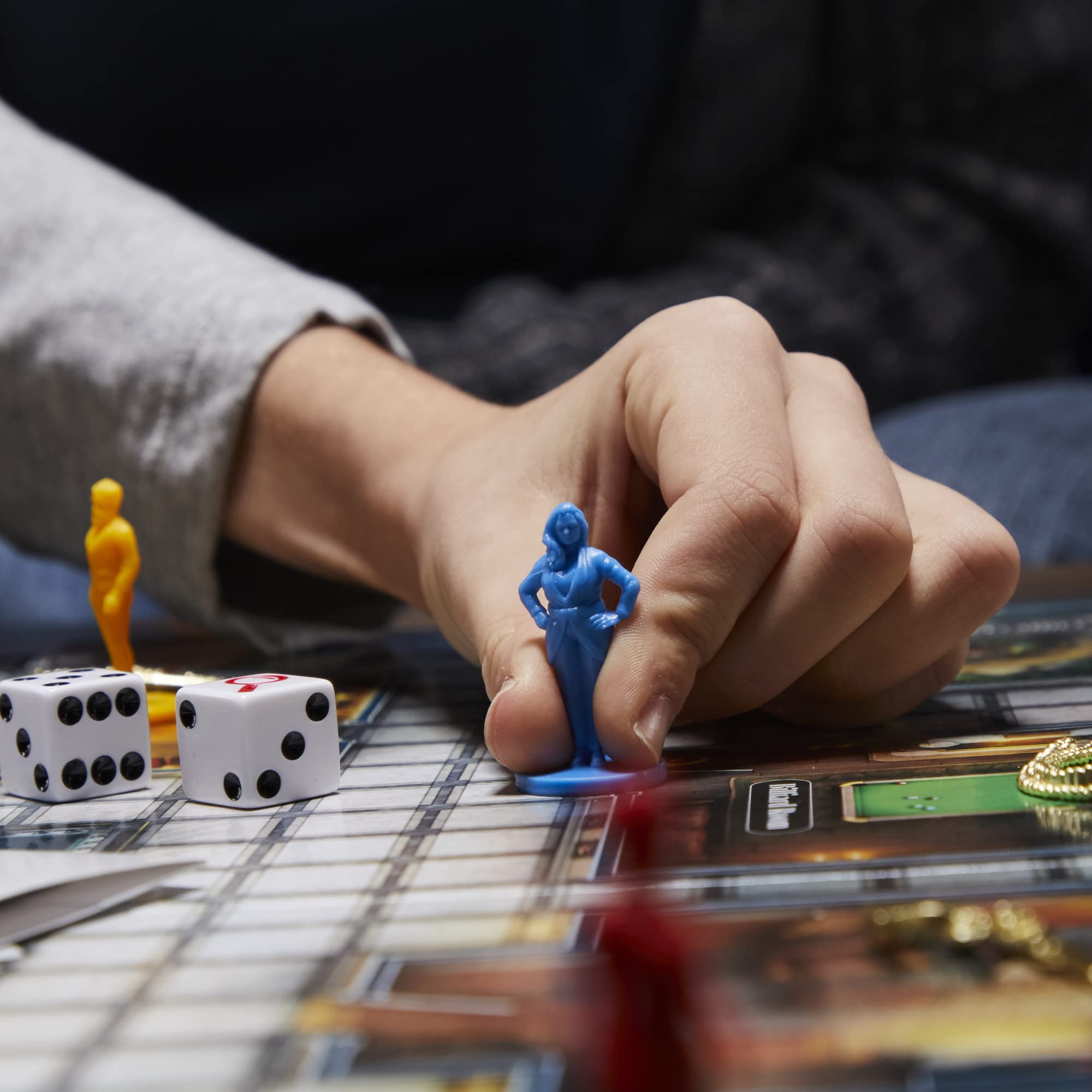 Hasbro Gaming cartas Clue y lupa que aceleran la deducción