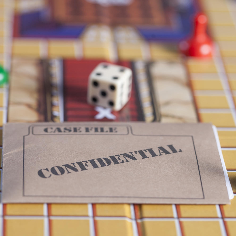 Hasbro Gaming cartas y sobre confidencial apilados que protegen la solución y simplifican el reparto