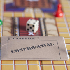 Hasbro Gaming cartas y sobre confidencial apilados que protegen la solución y simplifican el reparto
