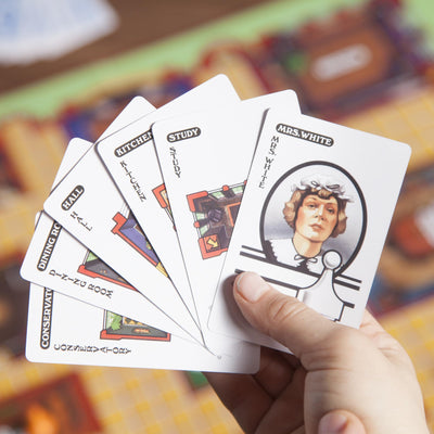 Hasbro Gaming comparación de tamaño con una mano para ver escala y comprobar dimensiones reales