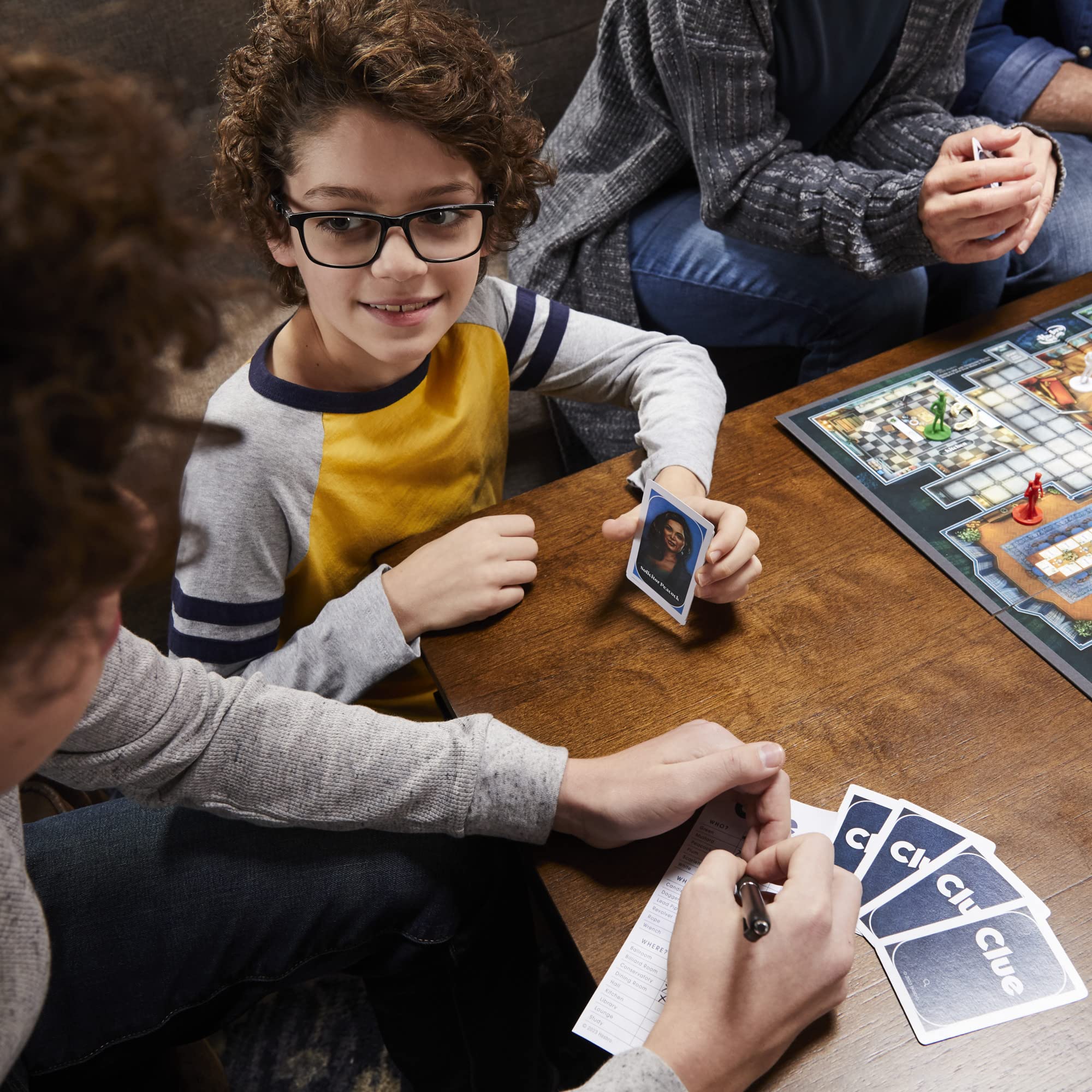 Hasbro Gaming familia jugando que muestra diversión y interacción social