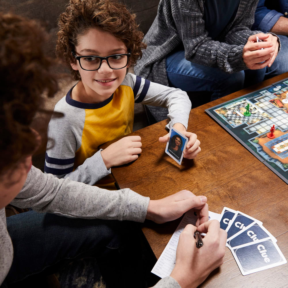Hasbro Gaming familia jugando que muestra diversión y interacción social