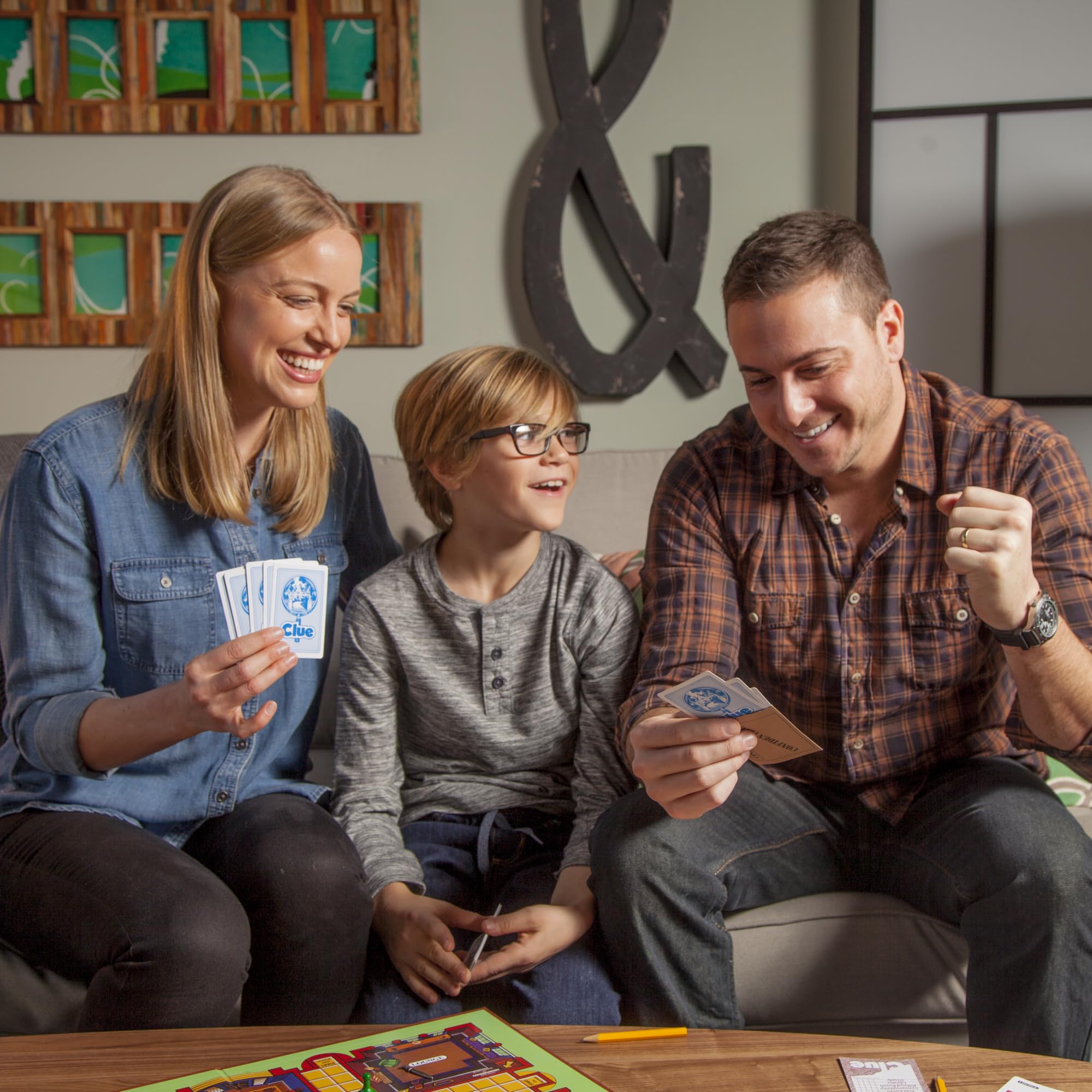 Hasbro Gaming familia jugando alrededor de la mesa mostrando diversión y facilidad de aprendizaje