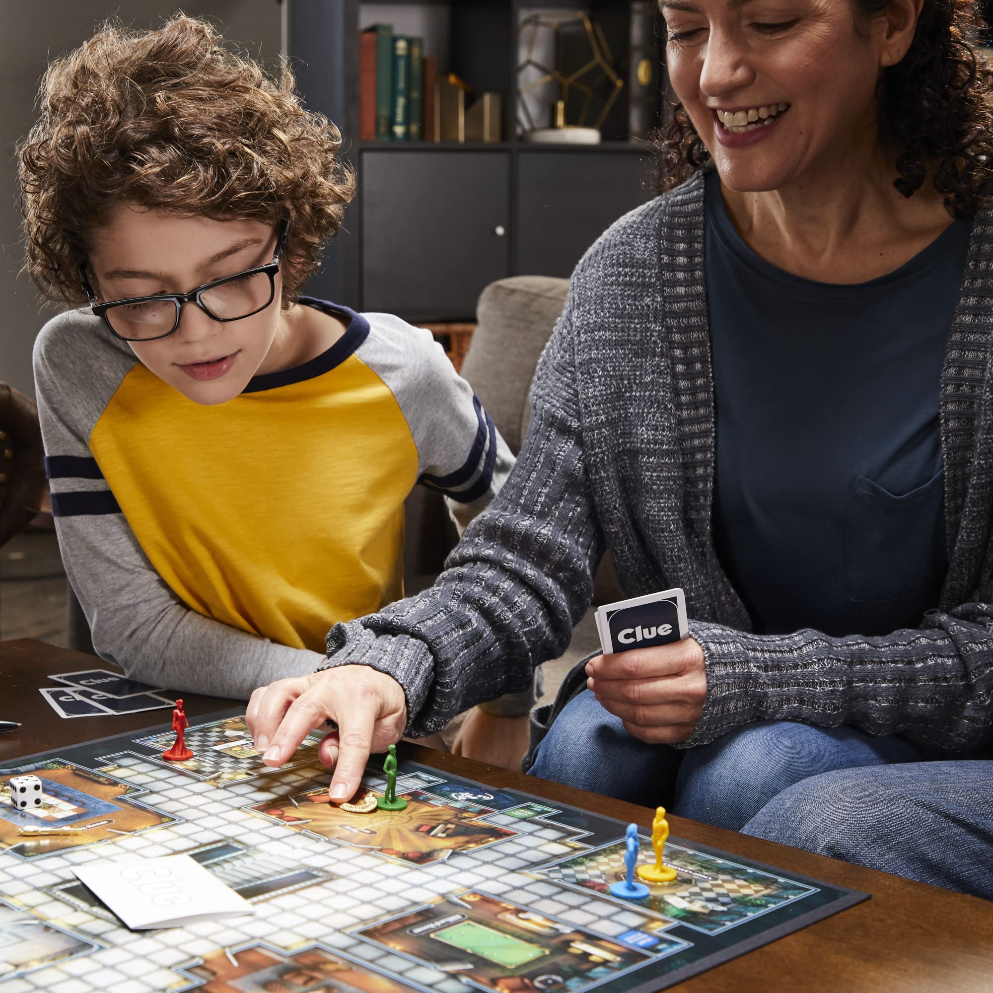 Hasbro Gaming detalle del tablero con ilustración y acabado premium
