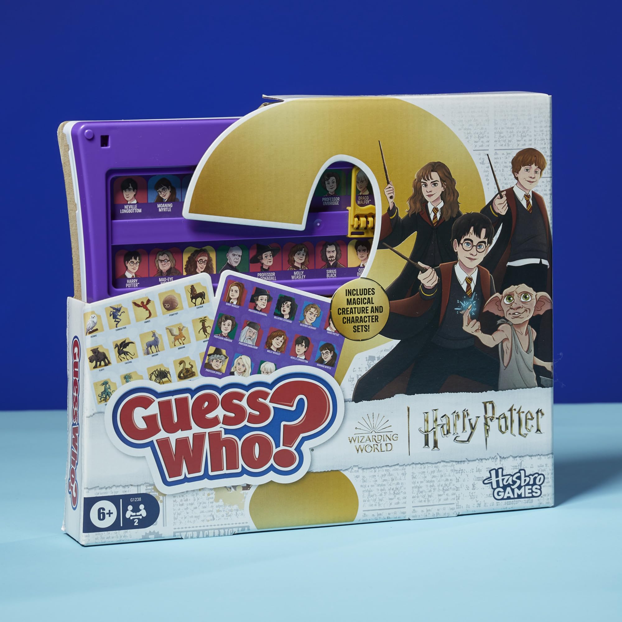 Hasbro Gaming escena familiar jugando en sala que ilustra experiencia compartida