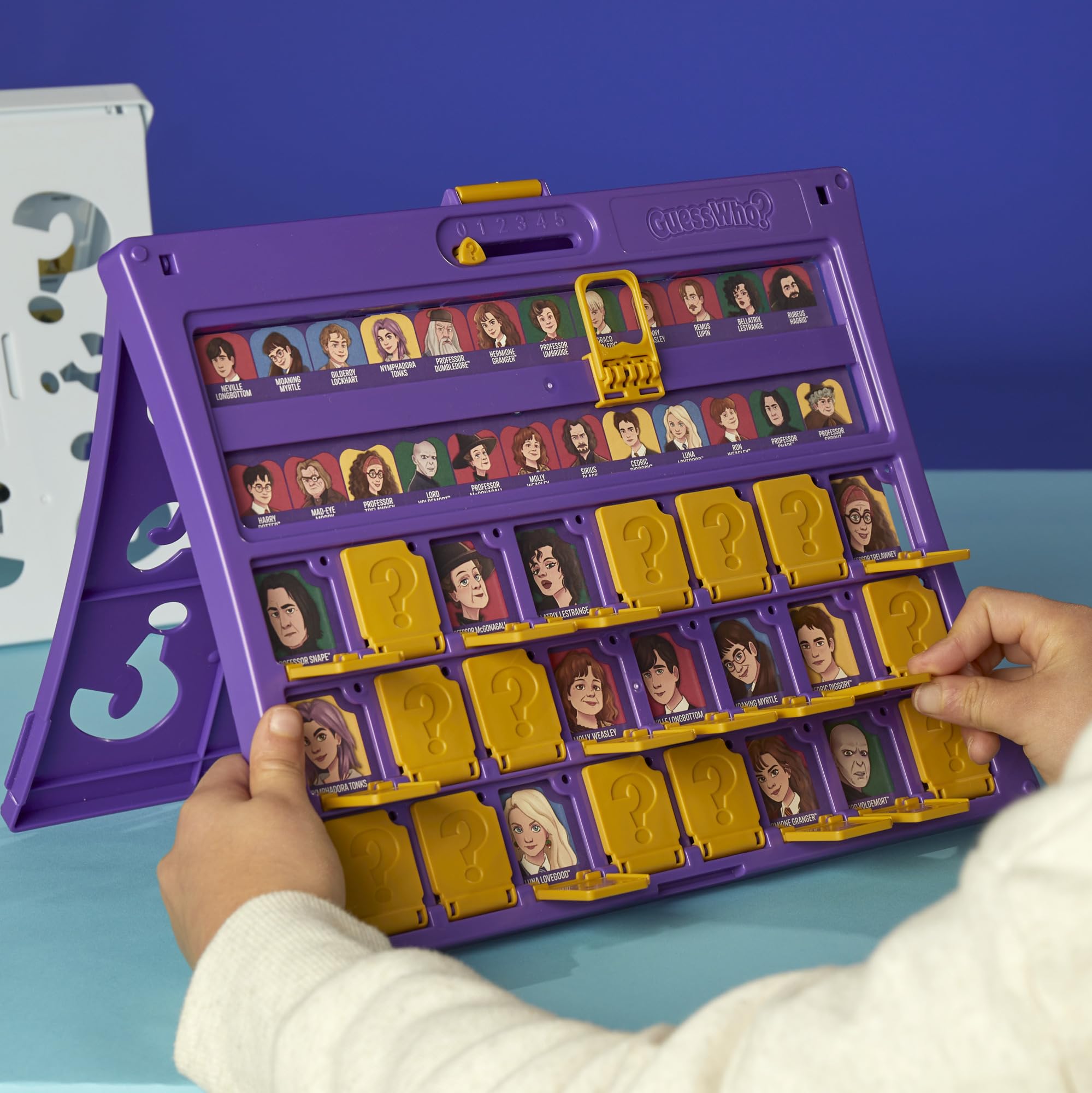 Hasbro Gaming comparativa de tamaño del juego en una mesa para ver escala y portabilidad