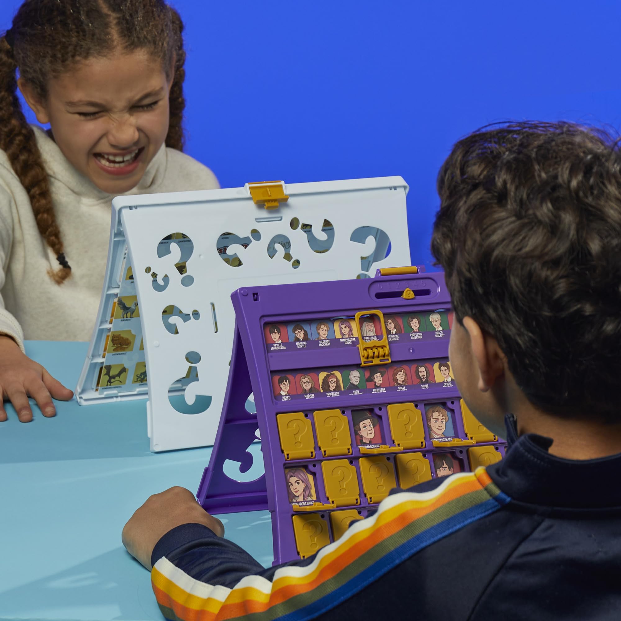 Hasbro Gaming planillas reversibles con humanos y criaturas que amplían opciones de juego