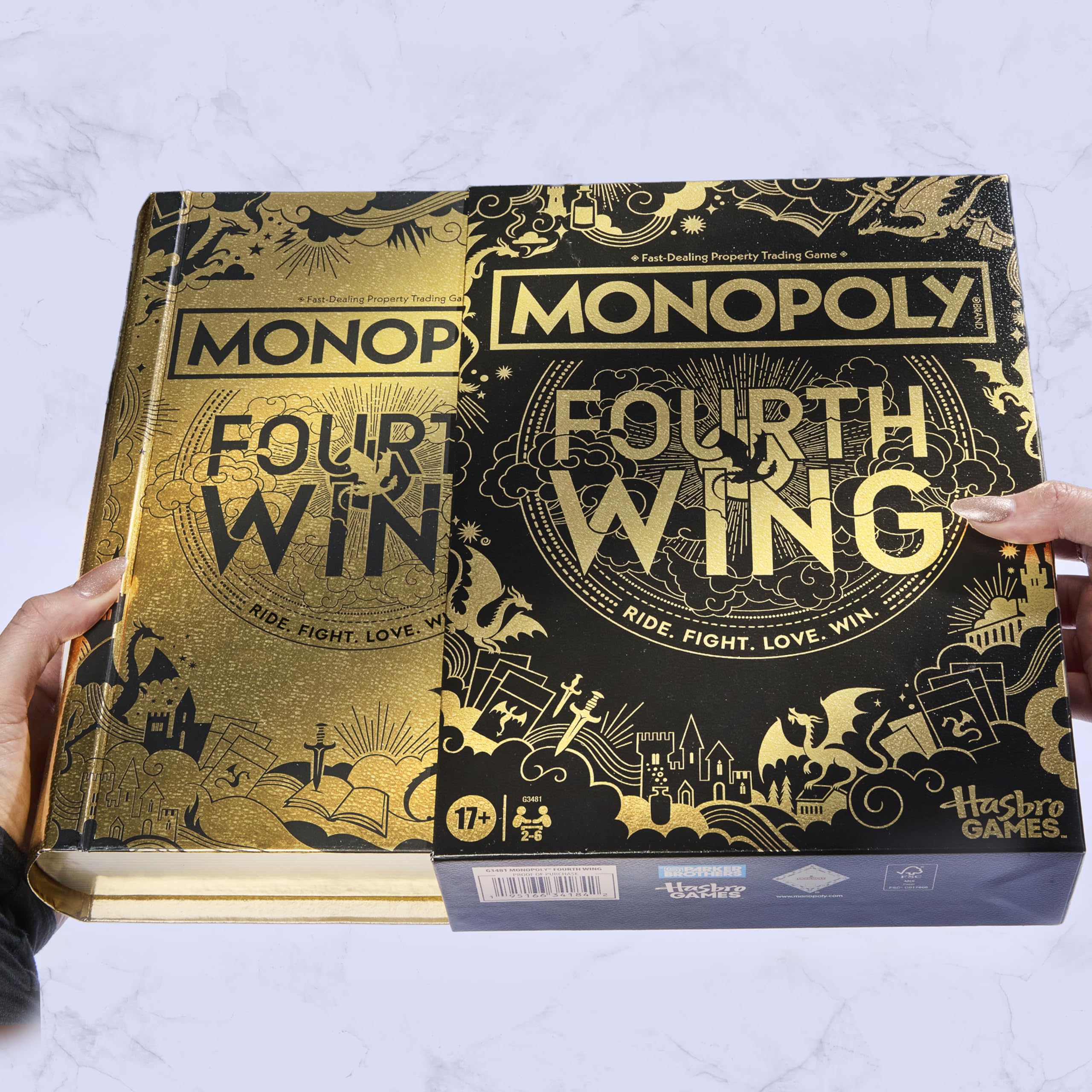 Hasbro Gaming ficha metálica junto a moneda para escala, muestra tamaño real
