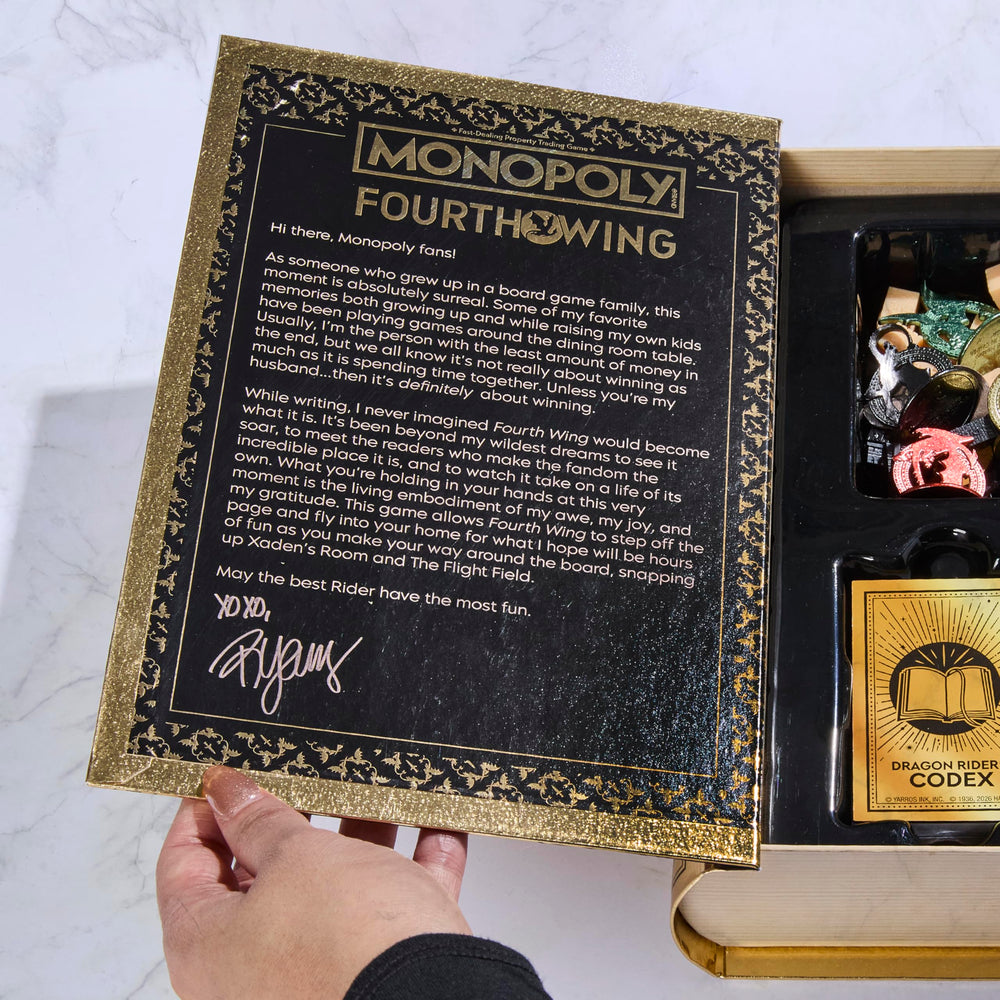 Hasbro Gaming caja en estantería entre libros, perfecto para exhibir