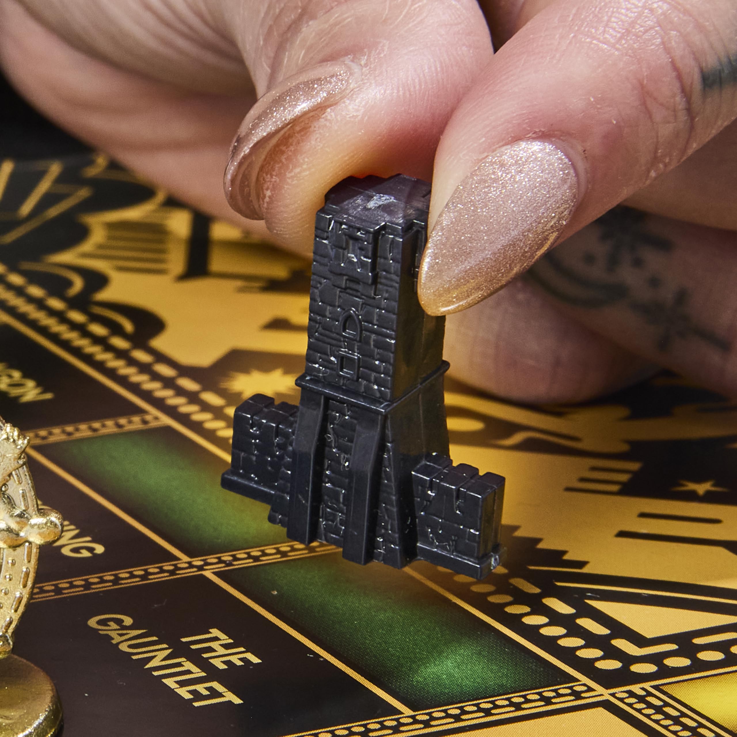 Hasbro Gaming pareja jugando Fourth Wing en mesa, diversión para dos