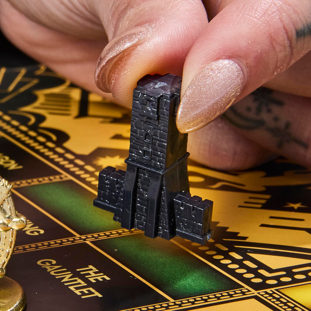 Hasbro Gaming pareja jugando Fourth Wing en mesa, diversión para dos