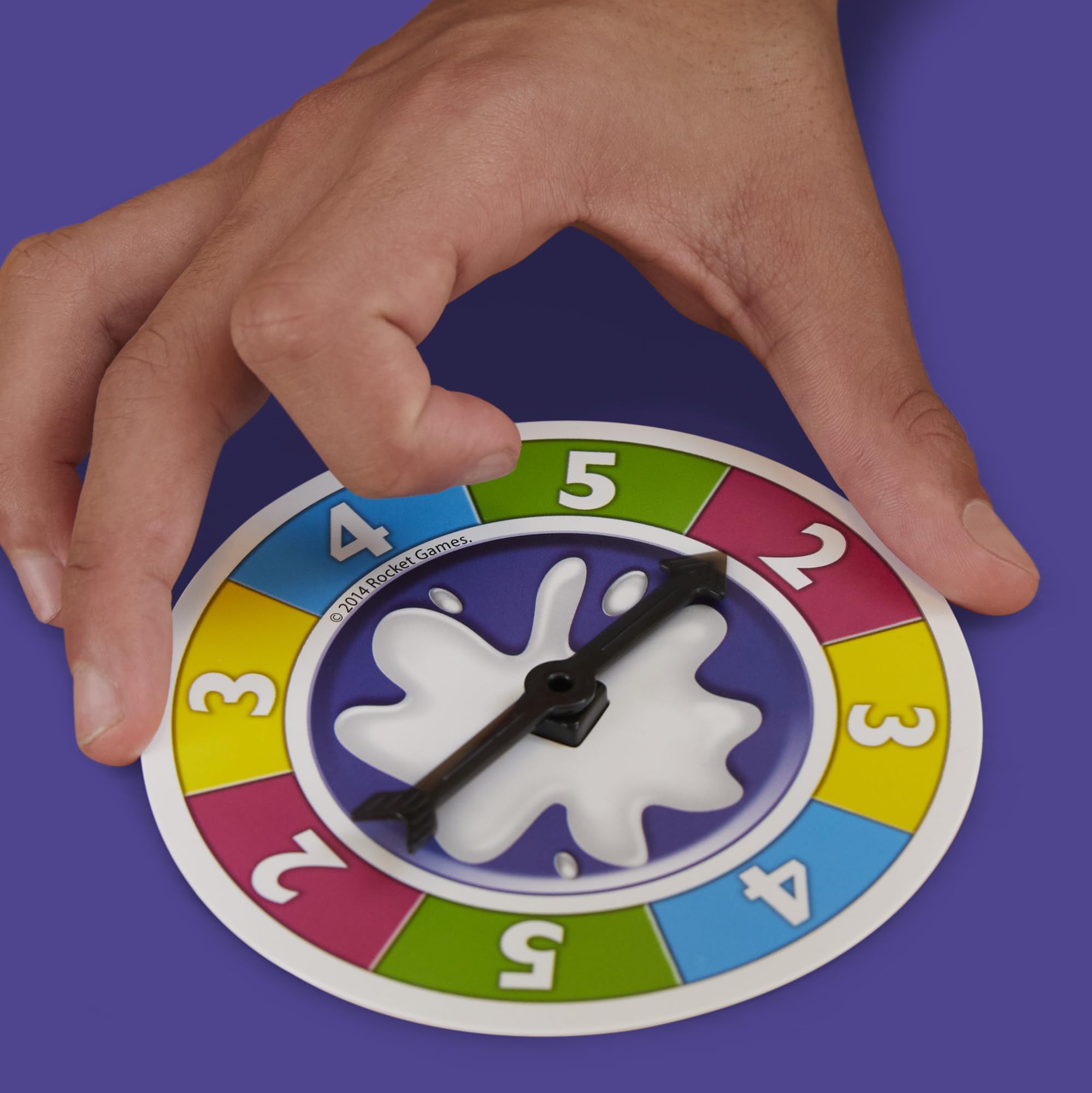 Hasbro Gaming ruleta y marcador de puntos en uso, ayuda a seguir el juego