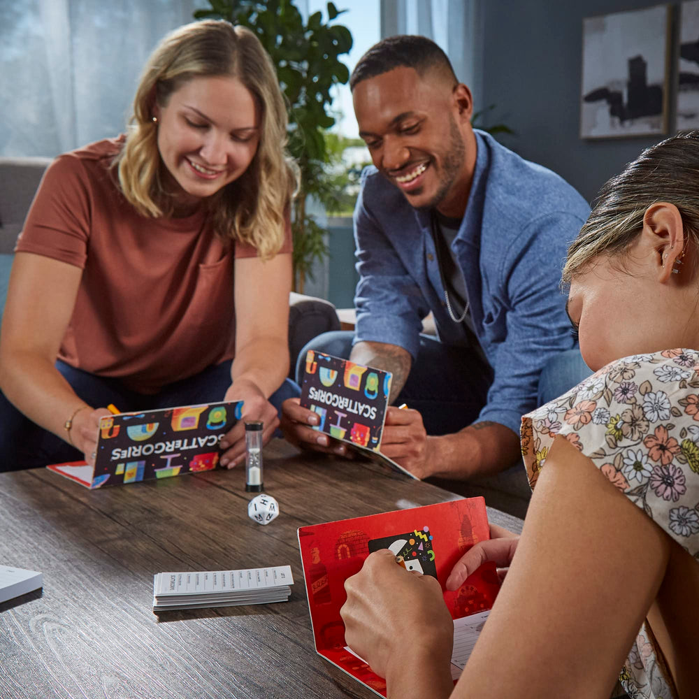 Hasbro Gaming comparación de tamaño del juego junto a objetos cotidianos para escala