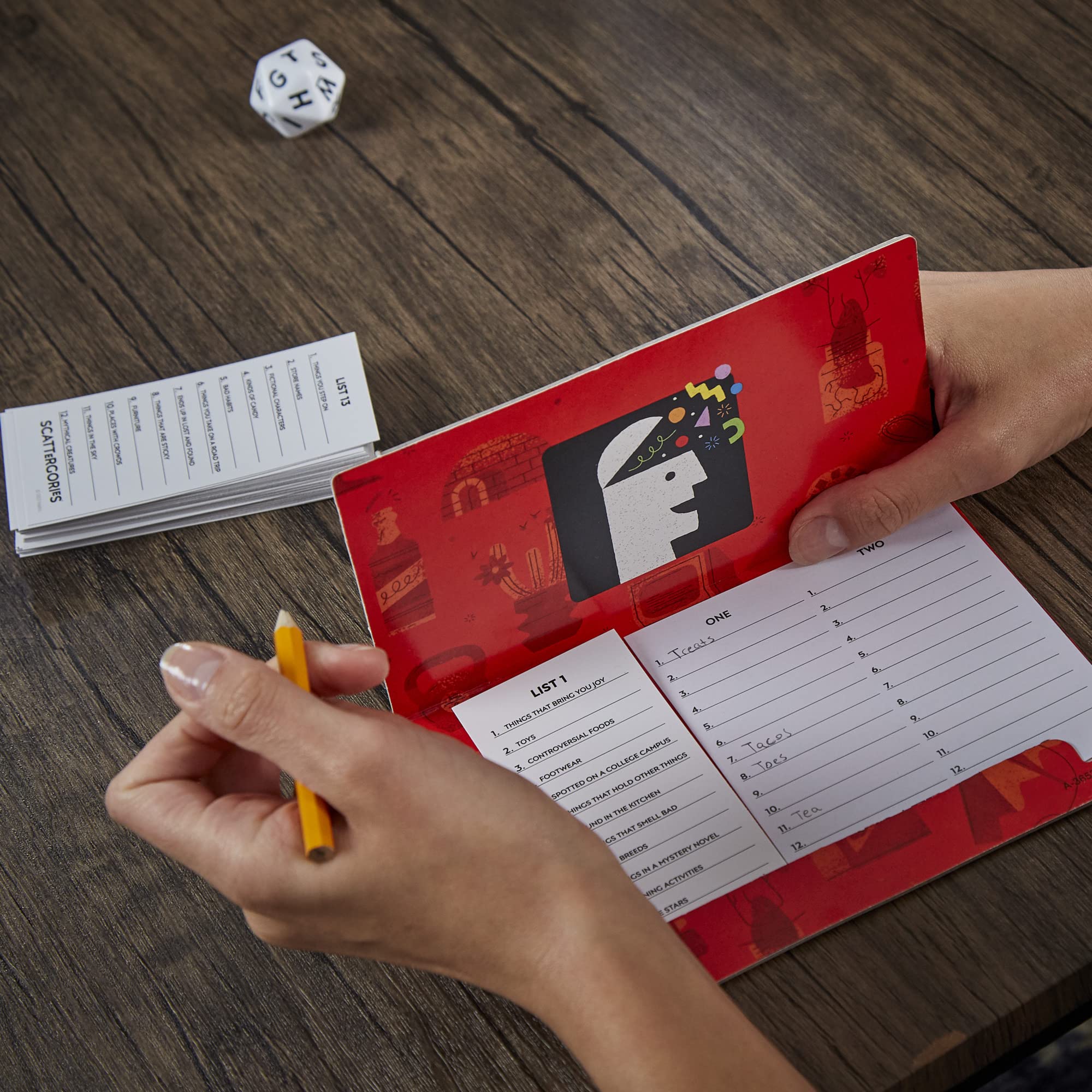 Hasbro Gaming jugadores escribiendo en la mesa para un ambiente de fiesta